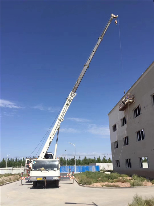 清镇市“轻装强干”—— 吊车的 “轻量化臂架” 技术