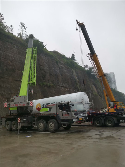 清镇市“不怕风雨冻”—— 吊车的 “恶劣环境适应” 技术